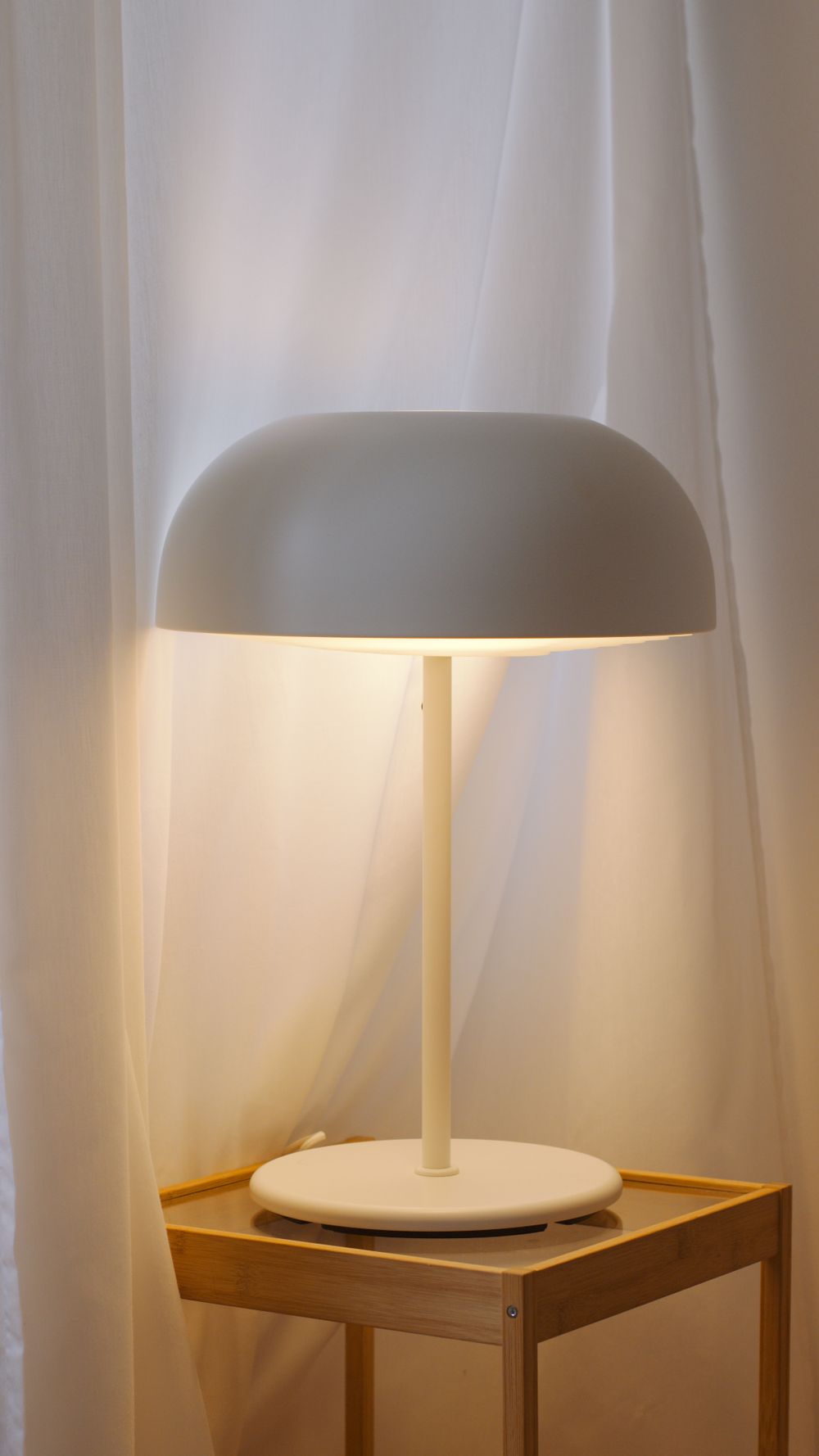Lámpara de mesa real en un ambiente moderno